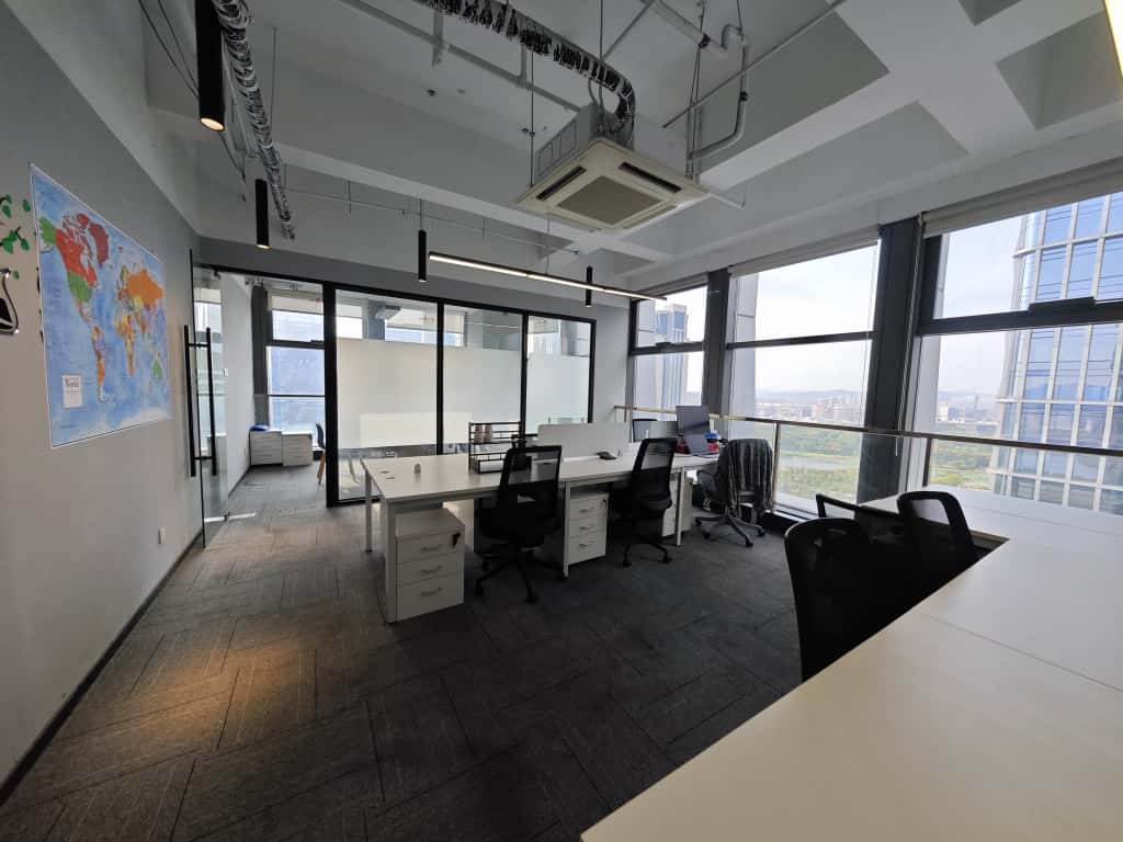 دفتر و نمای شهر